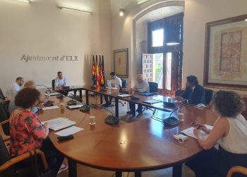 El Ayuntamiento y los agentes sociales consensuan la creación de cuatro mesas de trabajo para la recuperación económica