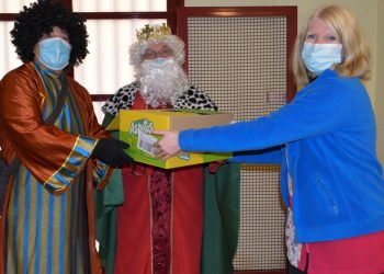 La Escuela Infantil Municipal Rosa Fernández recibe al rey Melchor a caballo