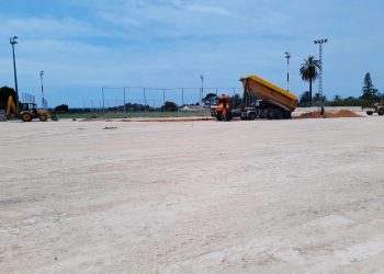 El Ayuntamiento adecúa la parcela en la que se colocarán las aulas para los alumnos del CEIP “La Paz”