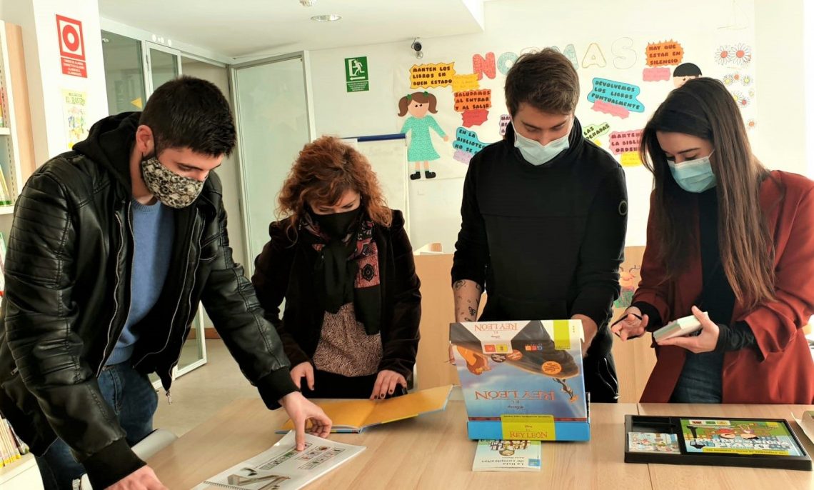 Alumnos de Integración Social de CIPFP Valle de Elda visitan la Biblioteca Alberto Navarro