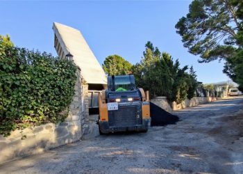 El Ayuntamiento de Elda repara y renueva el pavimento de la calle Cambridge