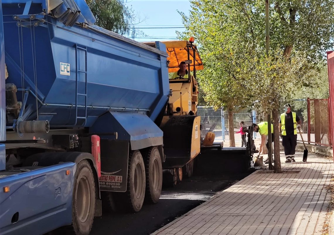 Elda reasfalta la calle Maestro José Sedano para mejorar el acceso al CEE Miguel de Cervantes