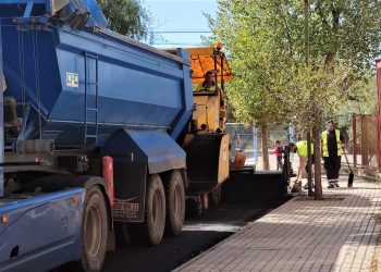 Elda reasfalta la calle Maestro José Sedano para mejorar el acceso al CEE Miguel de Cervantes