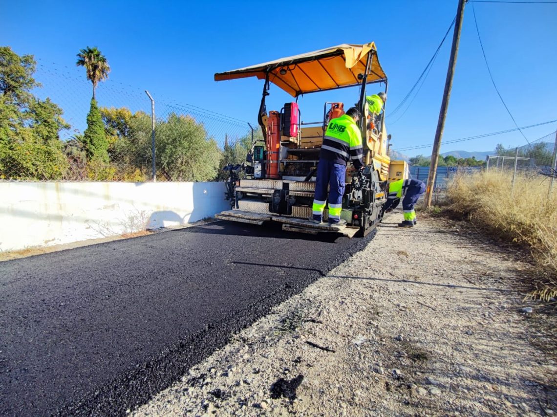 El Ayuntamiento de Elda repara y repavimenta el asfalto de la partida del Melik