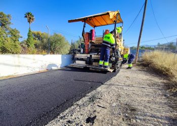 El Ayuntamiento de Elda repara y repavimenta el asfalto de la partida del Melik