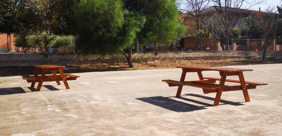 Elda instala bancos y mesas en el exterior de los colegios