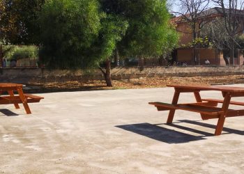 Elda instala bancos y mesas en el exterior de los colegios