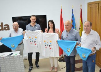 El artista eldense Salvador Lázaro diseña la camiseta para ‘correr la traca’ en las Fiestas
