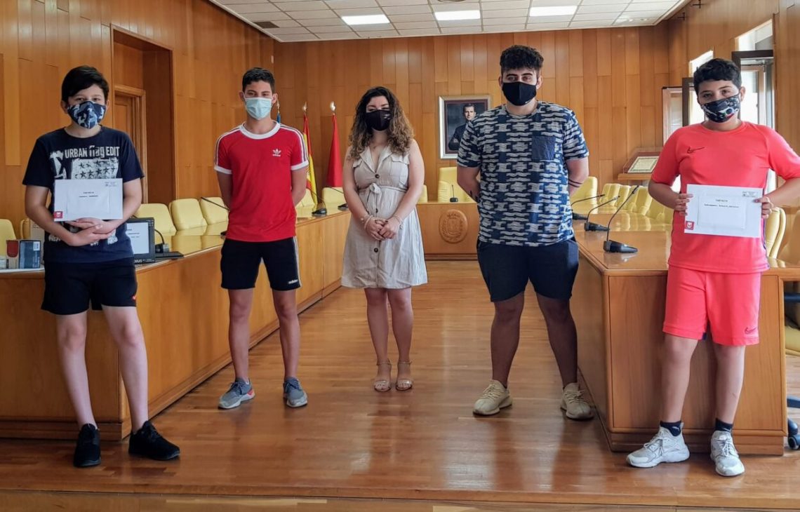 Juventud entrega los premios a los ganadores de los torneos online