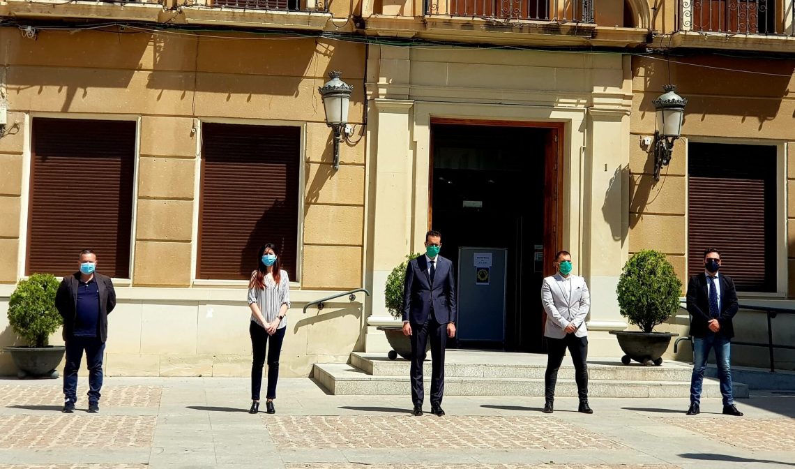 Se concentran ante el Ayuntamiento de Elda en memoria de los fallecidos por la pandemia