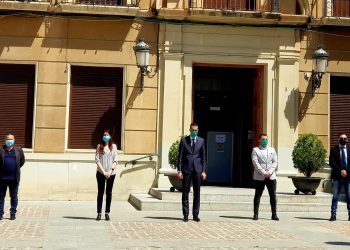 Se concentran ante el Ayuntamiento de Elda en memoria de los fallecidos por la pandemia