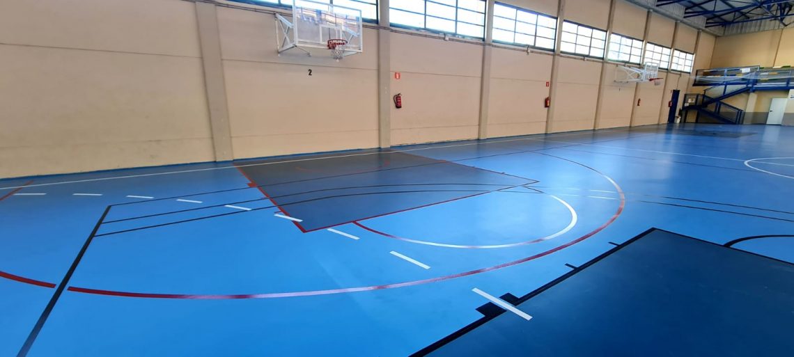 Elda renueva la pista del Pabellón Azul para mejorar la calidad de la superficie de juego