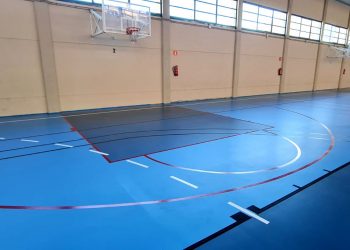 Elda renueva la pista del Pabellón Azul para mejorar la calidad de la superficie de juego