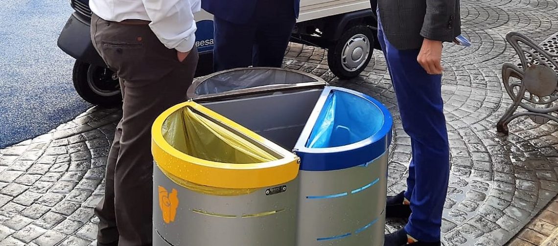 El Ayuntamiento de Elda y Fobesa instalan 120 nuevas papeleras de recogida selectiva