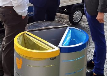 El Ayuntamiento de Elda y Fobesa instalan 120 nuevas papeleras de recogida selectiva