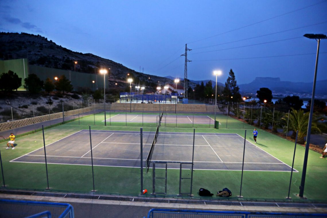Deportes reabre las pistas de tenis y pádel del Complejo San Crispín con restricciones de horario y aforo