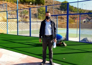 Deportes ultima la sustitución del césped de las pistas de pádel de San Crispín