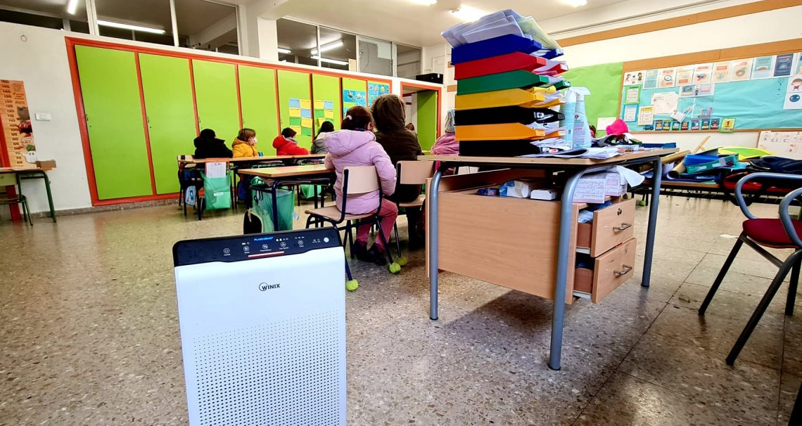 Elda completa la instalación de 374 purificadores de aire y detectores de nivel de CO2