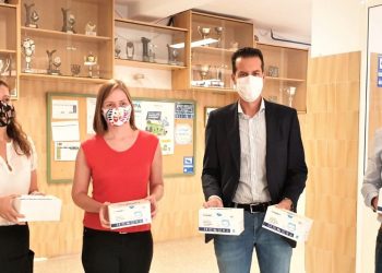 El Ayuntamiento de Elda comienza la distribución de 14.000 mascarillas en 22 centros educativos