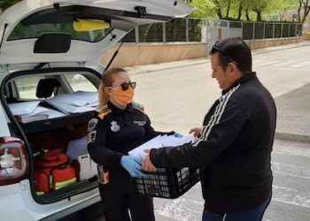 El Ayuntamiento de Elda reparte las tareas y el material escolar a familias sin recursos