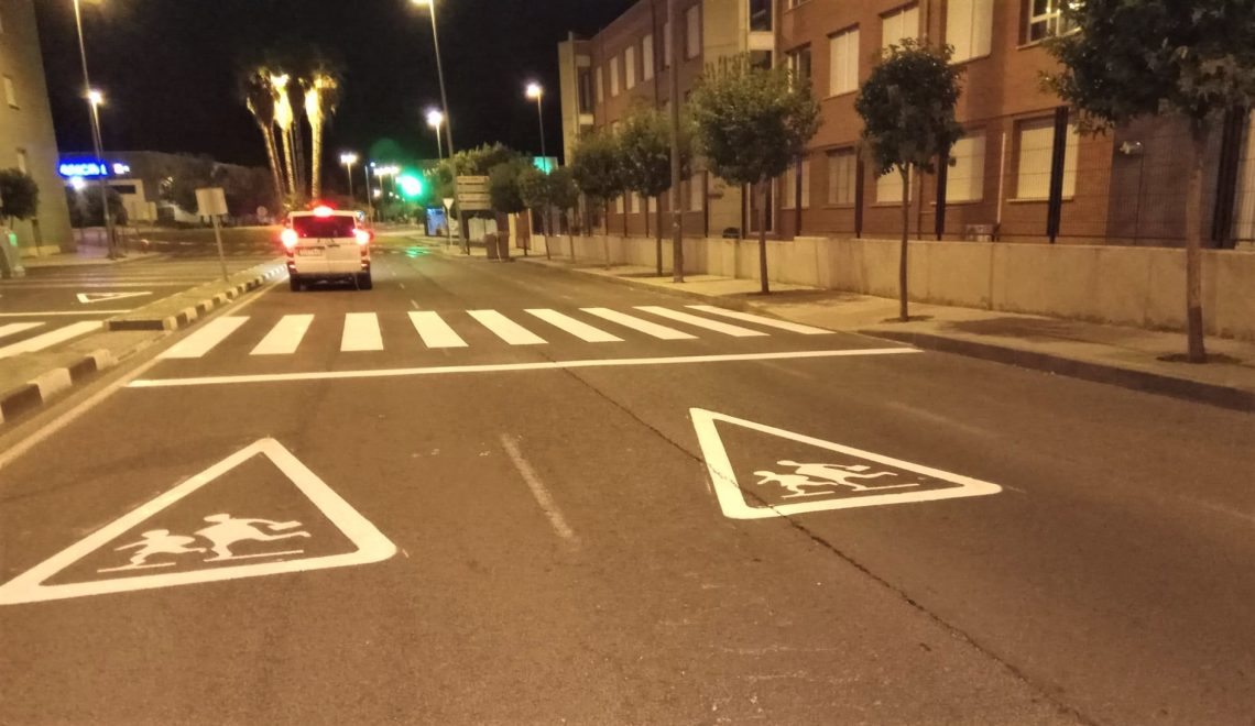 Elda renueva la señalización horizontal en las inmediaciones de los centros educativos y del Cementerio