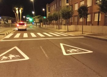 Elda renueva la señalización horizontal en las inmediaciones de los centros educativos y del Cementerio