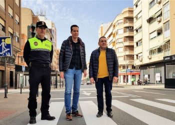 Elda inicia la renovación de la señalización vertical y horizontal de tráfico de la ciudad