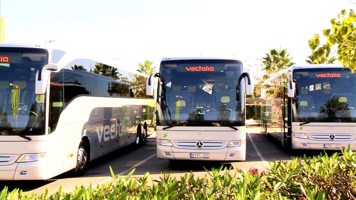 Elda intercede para que la empresa del transporte universitario devuelva el importe del bono correspondiente al periodo del servicio no prestado