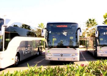 Elda intercede para que la empresa del transporte universitario devuelva el importe del bono correspondiente al periodo del servicio no prestado