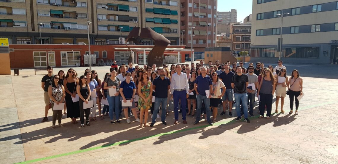 equipo-gobierno-junto-participantes-programa-EMCUJU-2018-elda-enero-2019