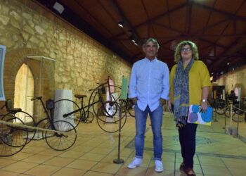 Desde el martes 23 el Forn Cultural acogerá una muestra de bicicleta clásicas y antiguas, organizada conjuntamente por la Concejalía de Medio Ambiente y la Concejalía de Educación. En total se exhibirán unas 20 bicicletas de todo tipo a través de las cuales se rememoran oficios, algunos ya desaparecidos, como una bicicleta de sereno, un tándem de leñadores, una bicicleta de fotógrafo de 1912 o una singular bicicleta Pederson de 1915, de las que existen muy pocos modelos en el mundo. Pero quizá las más singular de todas se trate de un celerífero, un antecesor de la bicicleta, de origen francés que data de finales del siglo XVIII. Además de su excelente conservación, fruto de un minucioso proceso de restauración, las bicicletas cuentan con todo tipo de detalles. Cada ejemplar tiene un panel explicativo donde se detalla el uso, la edad de la bici y las singularidades de cada una. La muestra se exhibe desde el día 23 exclusivamente para los centros educativos y a partir del 25 permanecerá abierta a todos los públicos, en horario de 18a 21h los días 25, 26 y 27 y de 10 a 13h el día 28. La entrada es gratuita y para todos los públicos.