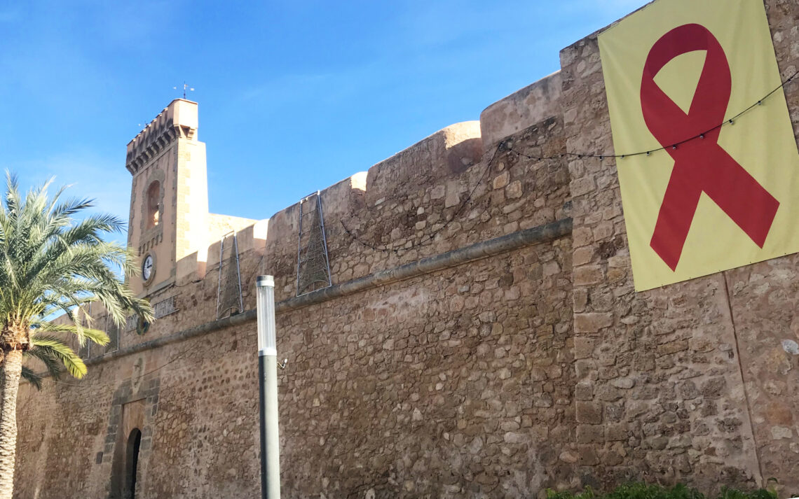 fachada-castillo-santa-pola-con-lazo-rojo