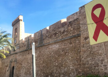 fachada-castillo-santa-pola-con-lazo-rojo