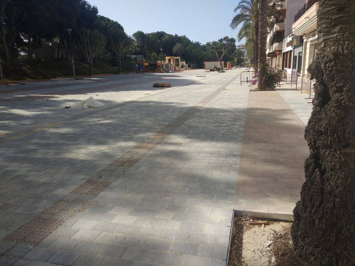 La avenida de Los Pinos en Guardamar recupera su uso público, comercial y hostelero