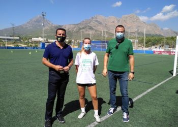 La futbolista profesional nuciera Alba Santamaría realiza su “puesta a punto” en La Nucía