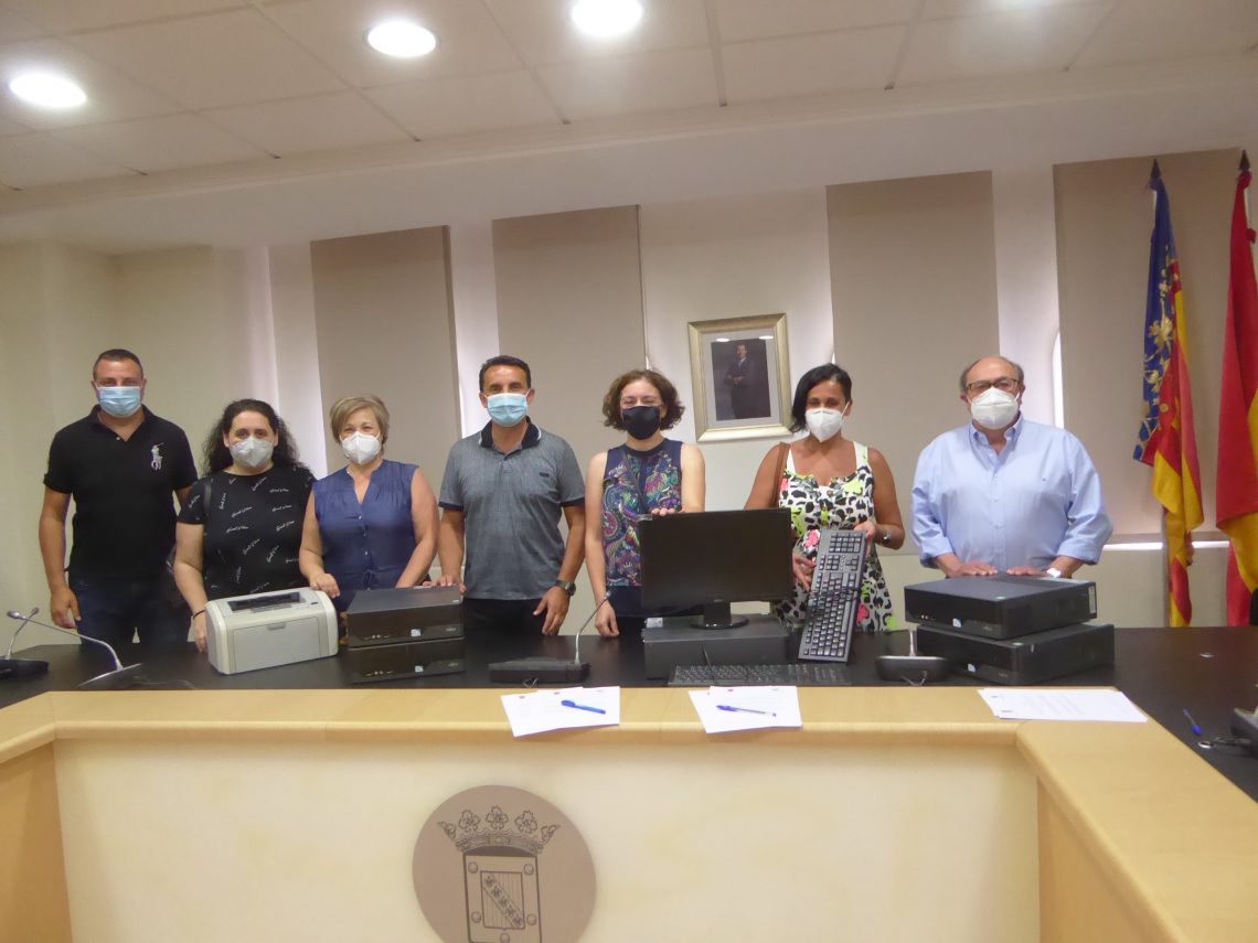 El Ayuntamiento de La Nucía dona ordenadores a las AMPAS