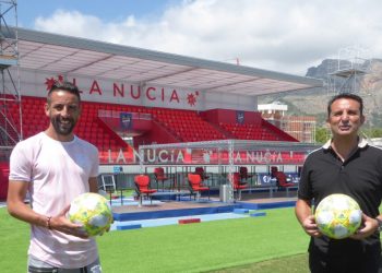 El futbolista chileno Isla se pone “a punto” en La Nucía mientras decide su “futuro”