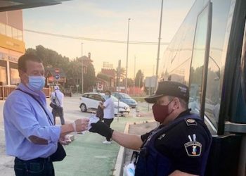 La Policía de La Nucía reparte mascarillas en las “paradas de Autobús”