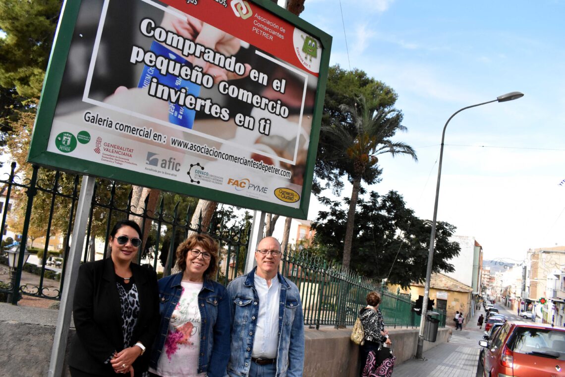 maria-salud-sanchez-concejala-comercios-y-mercados-y-ana-martinez-asociacion-comerciantes-petrer