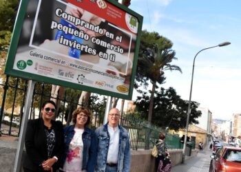 maria-salud-sanchez-concejala-comercios-y-mercados-y-ana-martinez-asociacion-comerciantes-petrer