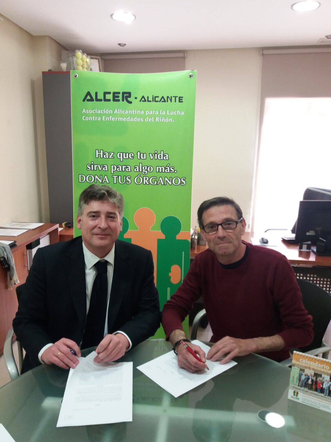 martin-sanz-director-relacciones-institucionales-aguas-de-alicante-y-roberto-oliver-asociacion-alicantina-contra-enfermedades-renales-alcer-enero-2019