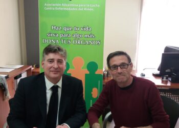 martin-sanz-director-relacciones-institucionales-aguas-de-alicante-y-roberto-oliver-asociacion-alicantina-contra-enfermedades-renales-alcer-enero-2019