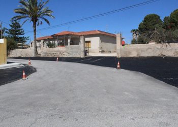 Mantenimiento de Novelda realiza trabajos de adecuación en el Camino de Les Deheses