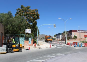 Obras de mejora de seguridad vial en Novelda, en la rotonda de Cura González