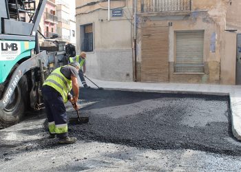 Avanzan las obras de mejora en Travessia y se inician actuaciones en el barrio de La Garrova