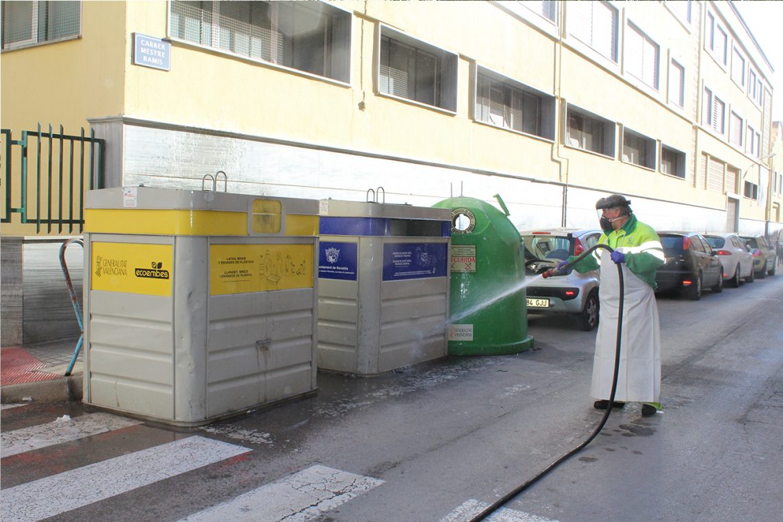 novelda-operarios-urbaser-desinfectando-abril-2020-5