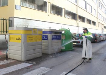 novelda-operarios-urbaser-desinfectando-abril-2020-5