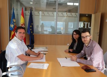 El alcalde, Fran Martínez, ha solicitado a la Dirección General de Turismo de la Generalitat Valenciana una “mayor implicación” en la puesta en valor de “un elemento tan singular y peculiar y también tan exportable y vendible como es el Modernismo en Novelda”, según ha señalado Fran Martínez. En la reunión mantenida recientemente con el director general de Turismo de la Comunidad Valenciana, Herick Campos, el alcalde planteó la conveniencia de que la Generalitat “cuente con Novelda como un lugar de atracción turística”, por lo que solicitó subvenciones para la mejora o renovación de señalización turística o aparición en folletos promocionales, entre otras actuaciones. Además, la reunión se cerró con el compromiso del director general de Turismo de facilitar al Ayuntamiento la información necesaria para gestionar la inclusión de Novelda en el Catálogo de ciudades turísticas con elementos singulares de la Comunidad Valenciana, “por el valor del conjunto modernista de la localidad”.