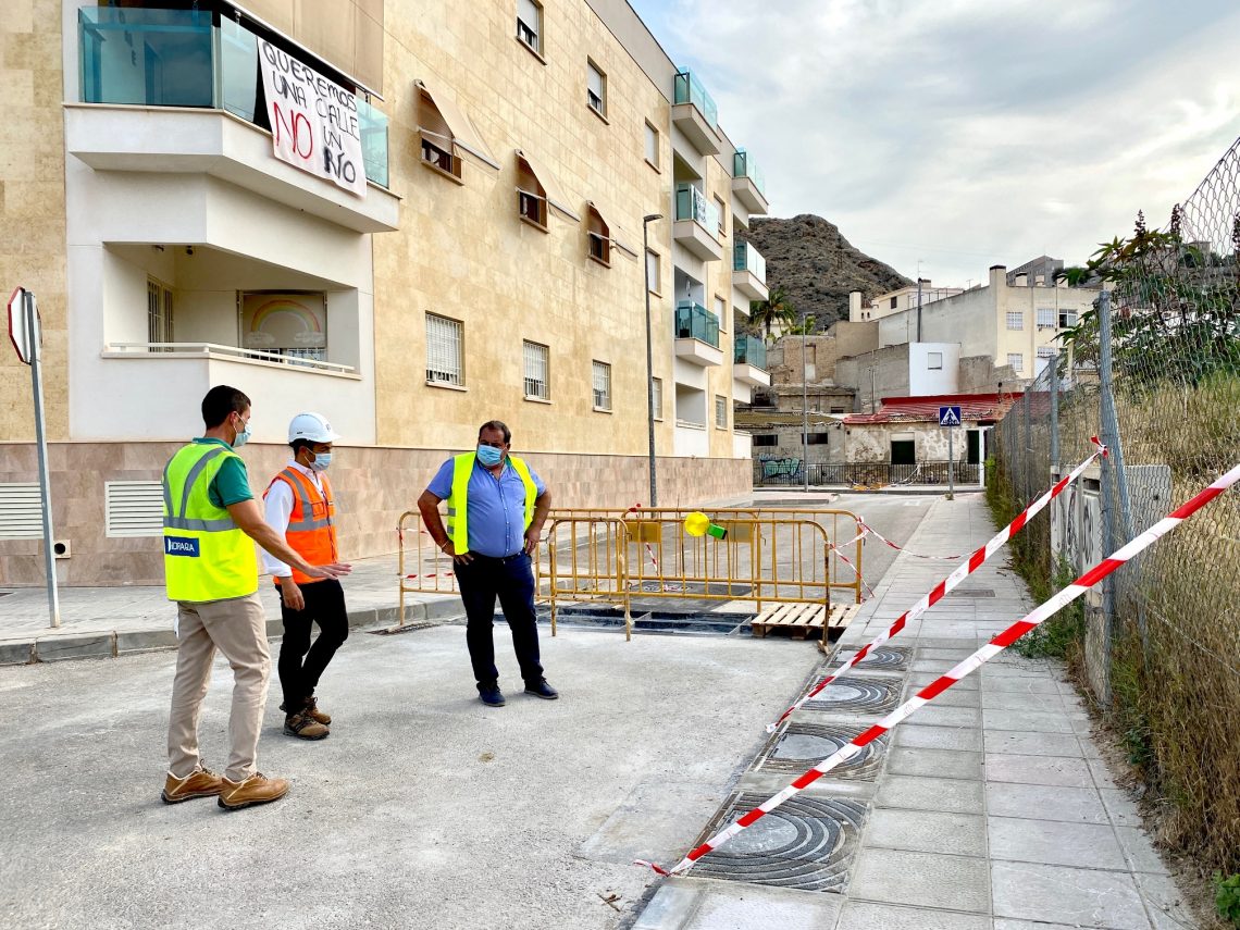Infraestructuras acondiciona imbornales y colectores ante la época de lluvias