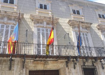 orihuela-banderas-a-media-asta-covid-19-abril-2020